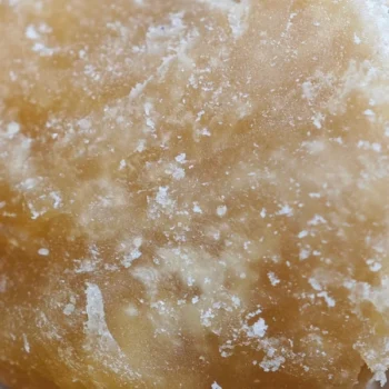 Crumble CBD ultra concentré (91%) avec une texture dorée cristallisée. Idéal pour une expérience intense et pure du CBD, par Amsterdam Quality