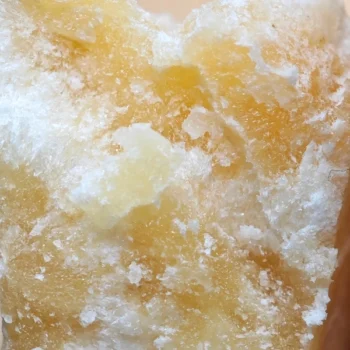 Wax CBG ultra pure à 44%, texture cristallisée et dorée. Idéale pour une consommation concentrée et puissante, par Amsterdam Quality