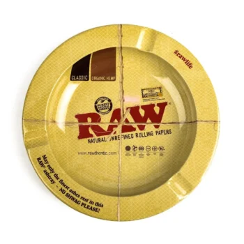 Cendrier en métal RAW, design robuste avec logo emblématique. Idéal pour garder un espace de fumée propre. Parfait pour les amateurs de CBD et de roulage.
