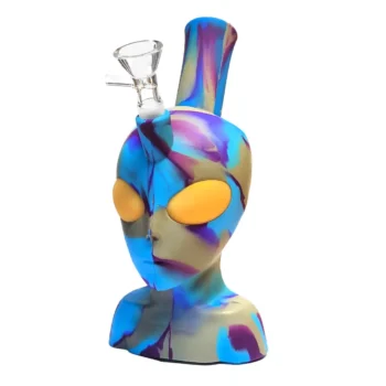 Bong bleu en silicone souple avec une tête d’alien. Matériau incassable, conçu pour une fumée douce et agréable. Idéal pour les amateurs d’accessoires originaux.