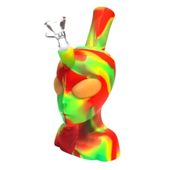 Bong en silicone souple avec une tête d’alien aux couleurs rasta. Solide et flexible, il assure une excellente filtration pour une expérience de fumée fluide et savoureuse.