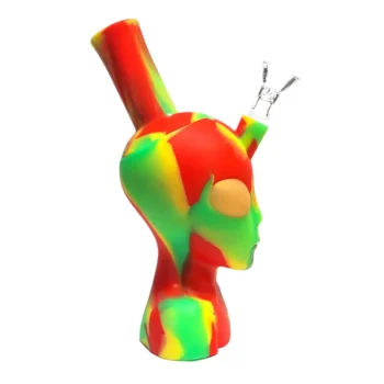 Bong en silicone souple avec une tête d’alien aux couleurs rasta. Solide et flexible, il assure une excellente filtration pour une expérience de fumée fluide et savoureuse.