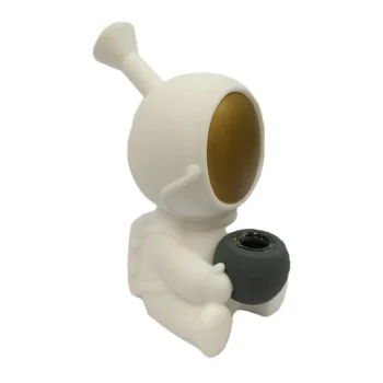 Bong en silicone blanc en forme d’astronaute, hauteur 15 cm. Solide et flexible, il offre une filtration optimale pour une expérience de fumée douce et agréable.
