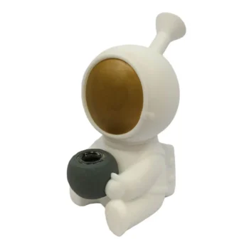 Bong en silicone blanc en forme d’astronaute, hauteur 15 cm. Solide et flexible, il offre une filtration optimale pour une expérience de fumée douce et agréable.