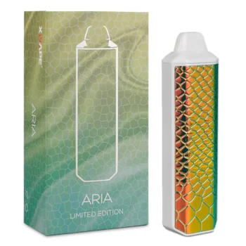 Vaporisateur d’herbes X-Vape Aria Golden Dragon en édition limitée avec design en écailles dorées à côté de sa boîte.